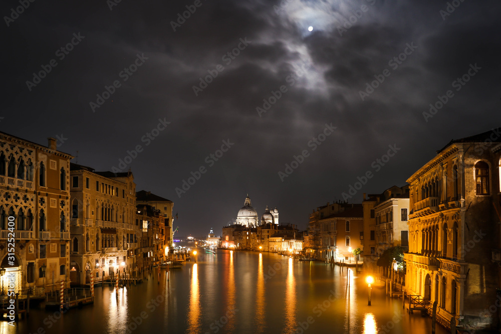 ヴェネツィアの路地　夜景　月　教会