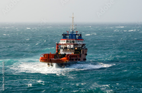 Sea tow in the high sea