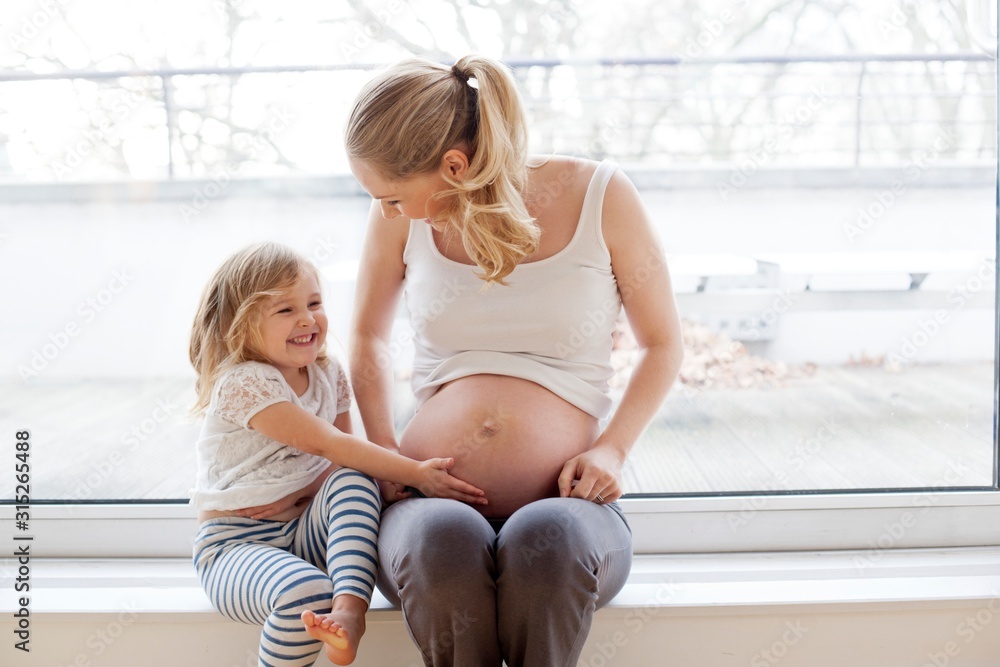 © Science RF - Girl touching pregnant mother's abdomen © Science RF - Girl touching pregnant mother's abdomen