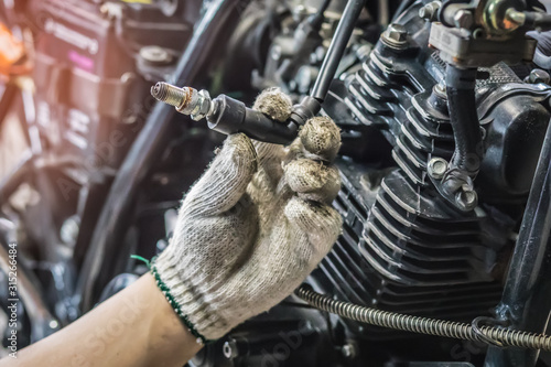 Εκτύπωση καμβά hand of Mechanic Check and a spark plugs