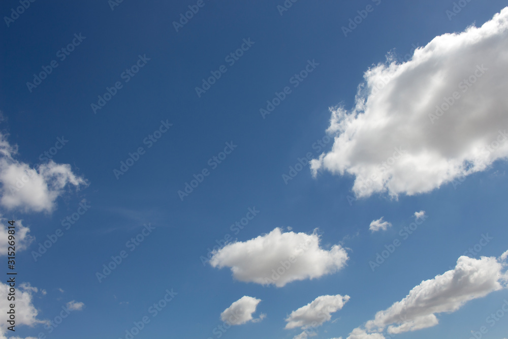 Naklejka premium Bright blue sky with white clouds for background or wallpapers
