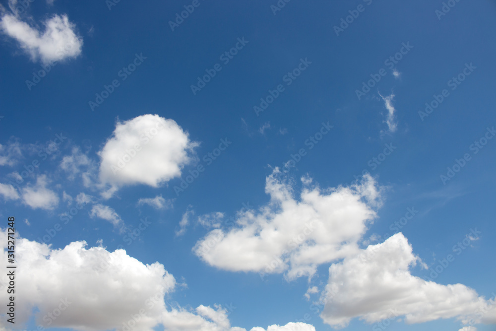 Naklejka premium Bright blue sky with white clouds for background or wallpapers