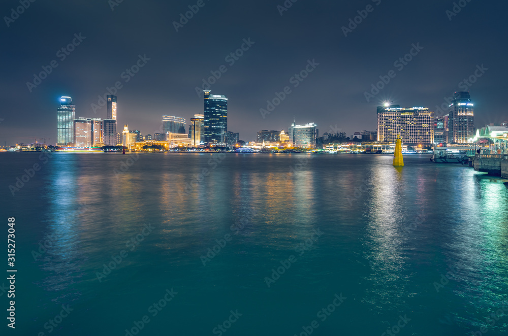 Obraz premium Nocny widok miasta Xiamen, prowincja Fujian, Chiny