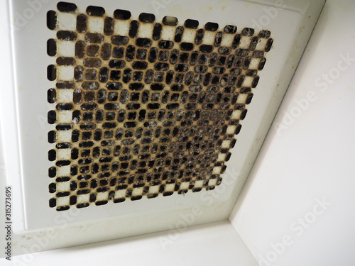 一人暮らしのキッチンの汚れた換気扇