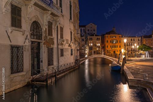 Seitenkanal in Venedig bei Nacht