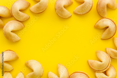 Schilderij op canvas Fortune cookie frame on yellow background top-down copy space
