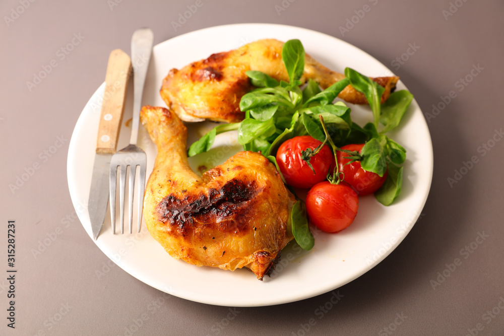 grilled chicken leg and salad in plate - obrazy, fototapety, plakaty 