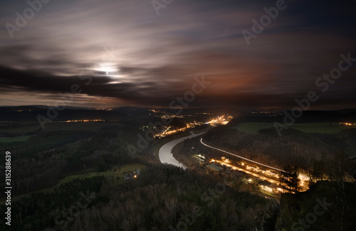 Mondnacht in der Sächsischen Schweiz mit Blick vom Lilienstein ain Richtung Bad Schandau