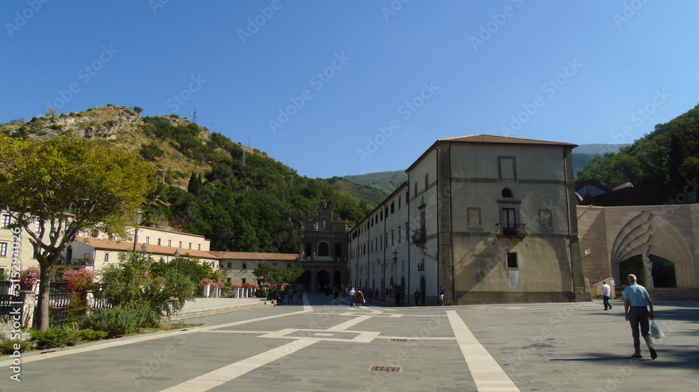 Santuario e convento di San Francesco di Paola (Calabria) con pellegrini nel piazzale. Il Convento è meta finale di uno dei tracciati del Cammino di San Francesco di Paola Santuario e convento di San Francesco di Paola (Calabria) con pellegrini nel piazzale. Il Convento è meta finale di uno dei tracciati del Cammino di San Francesco di Paola