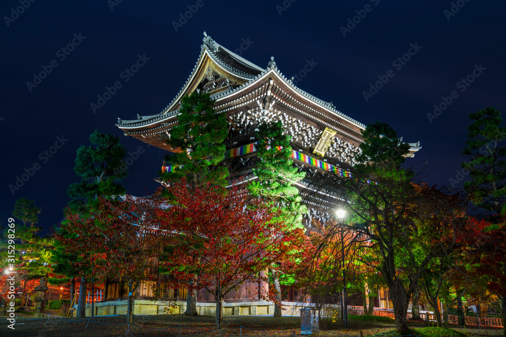 京都 金戒光明寺の山門と紅葉 夜景 京都 金戒光明寺の山門と紅葉 夜景