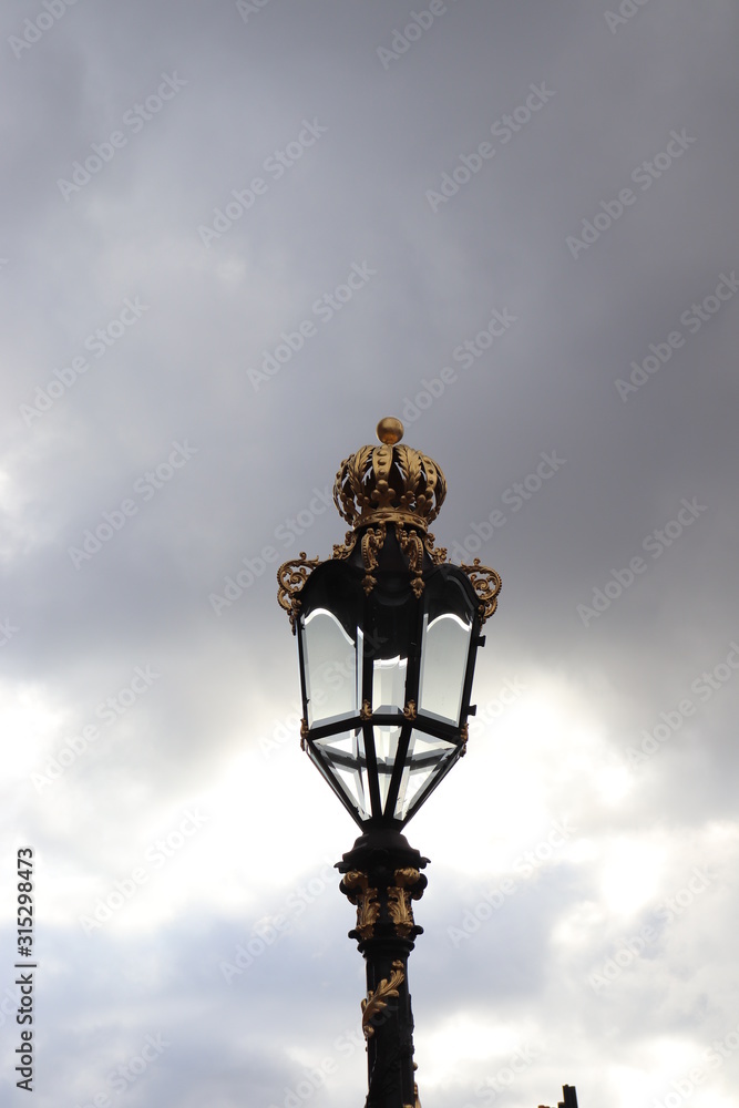 Historische Straßenlaterne aus Gold Historische Straßenlaterne aus Gold