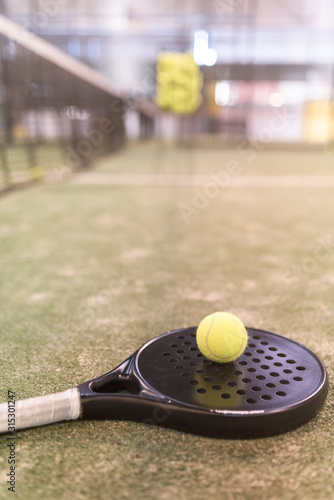 pafdle tennis racket and balls in court © FotoAndalucia