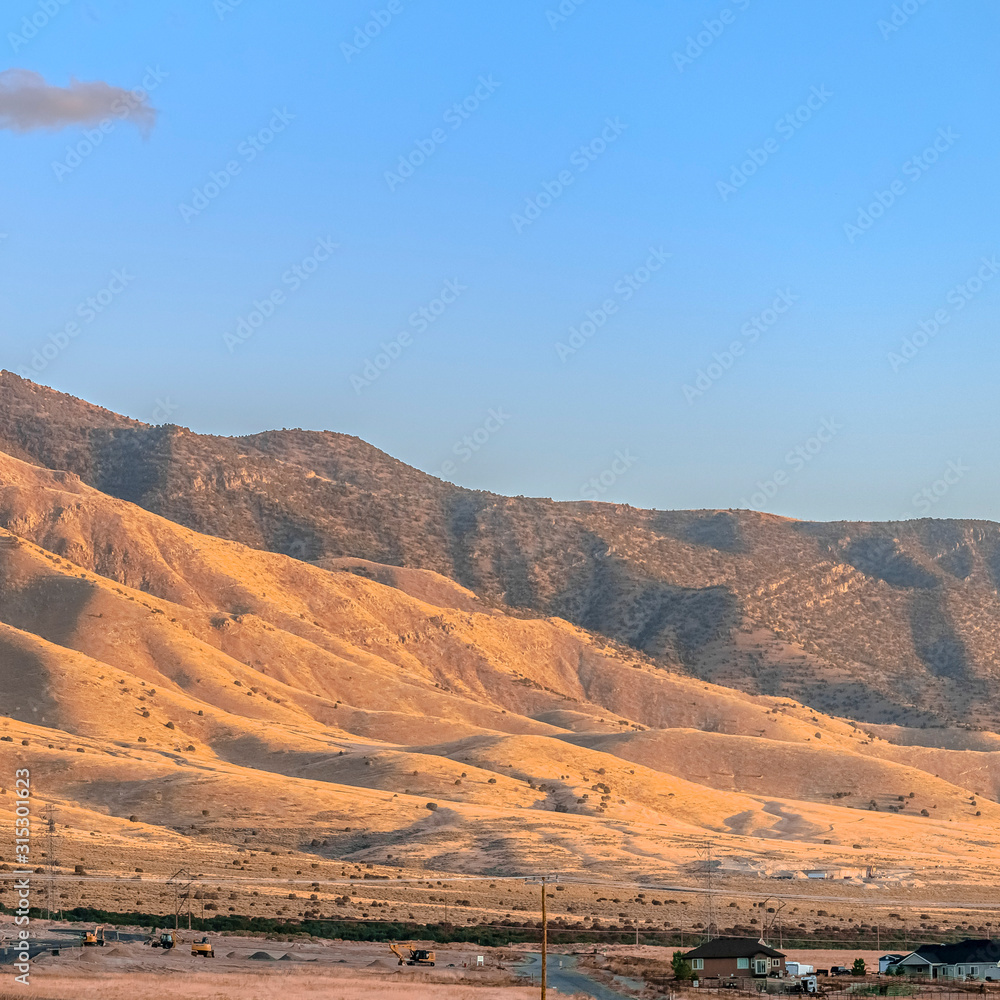 Naklejka premium Square frame Mountains along the Utah Valley in golden light
