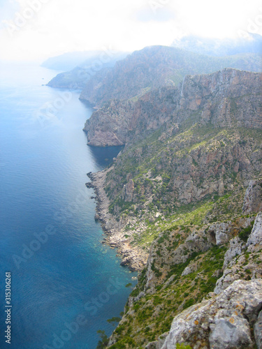 Mallorca, Steilküste beim Cap de Formentor, Balearen, Meer in türkis blau, Gebirge Tramuntana fällt ins Mittelmeer, mediterran warm, Urlaub, wandern, Sonne, baden, Strand, Natur genießen