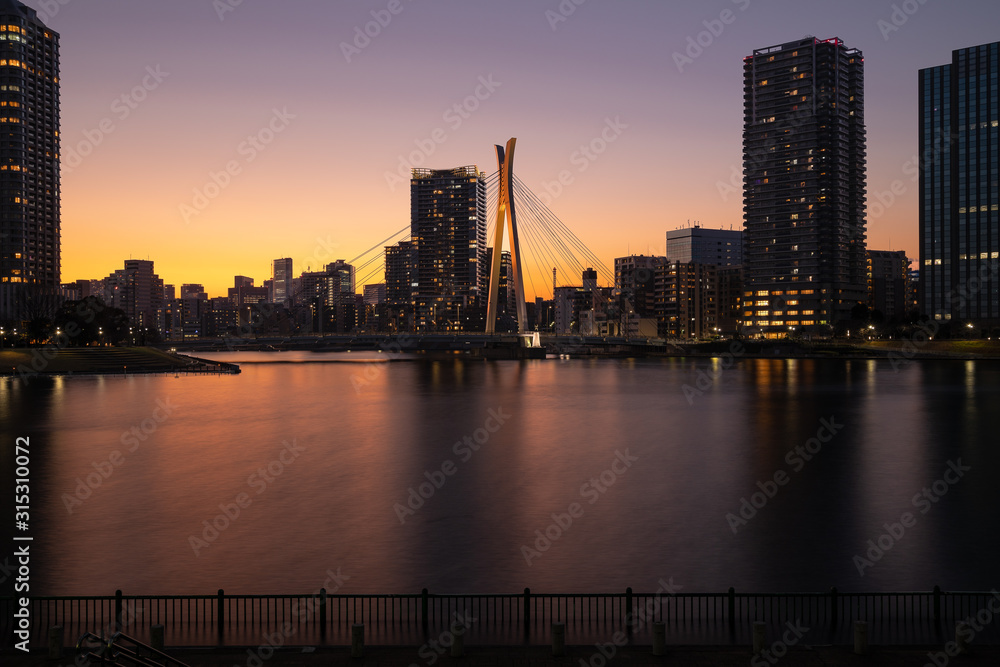 東京　中央大橋と夕焼けの景色