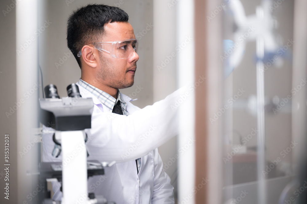 Fototapeta premium researchers are studying chemistry in the laboratory.
