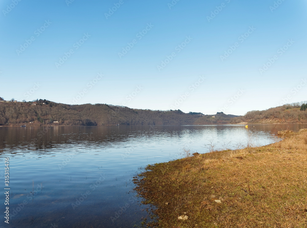 Vue sur le grand lac de Bort-les-Orgues et ses berges au bord de la Commune de Lanobre