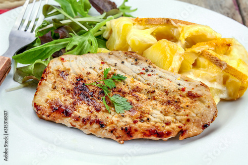 Billede på lærred escalope de dinde grillée et gratin de pommes de terre