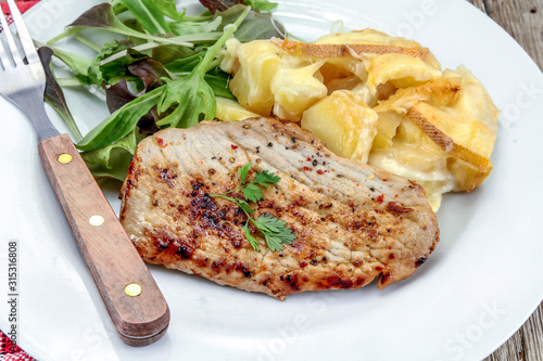 escalope de dinde grillée et gratin de pommes de terre photo