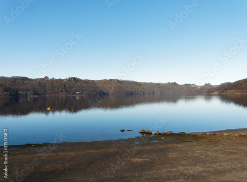 Vue sur le grand lac de Bort-les-Orgues et ses berges au bord de la Commune de Lanobre photo