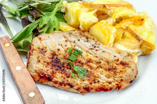 escalope de dinde grillée et gratin de pommes de terre