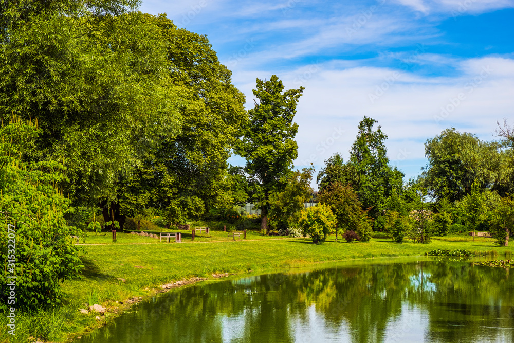 Fototapeta premium Żelazowa Wola, Polska - Zabytkowy park dworski w Żelazowej Woli, w którym znajduje się Muzeum Fryderyka Chopina - kultowego polskiego pianisty i kompozytora