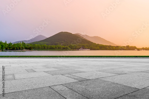 Foto Empty Plaza Floor Bricks and Beautiful Natural Landscape