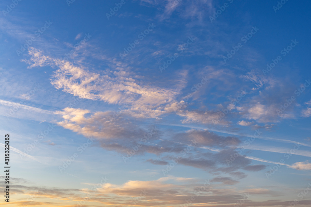 Obraz premium beautiful sky with clouds at sunrise