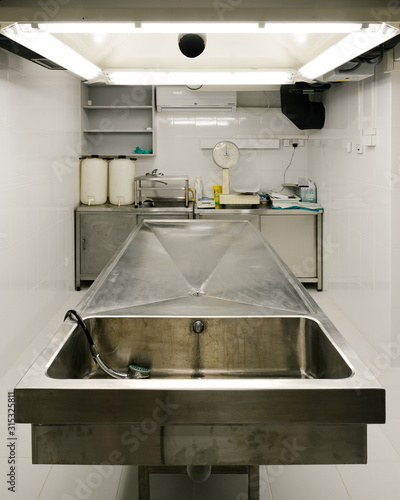 Foto Autopsy Table in a Mortuary