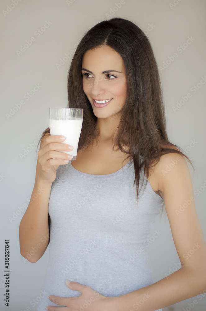 Ragazza con i capelli lunghi con bicchiere di latte Ragazza con i capelli lunghi con bicchiere di latte