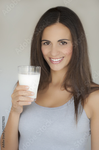 Ritratto di ragazza con bicchiere di latte