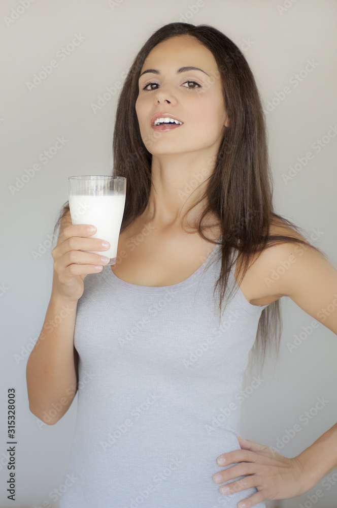 Ragazza in forma con bicchiere di latte Ragazza in forma con bicchiere di latte