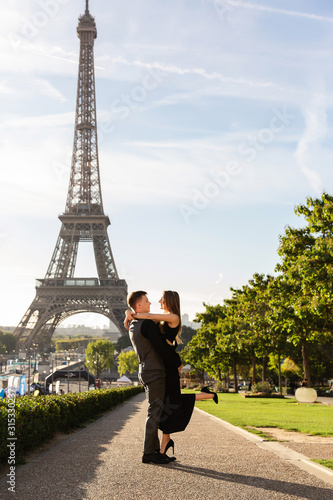 Canvas Print Marriage proposal in Paris, romantic date near near Eiffel tower, honeymoon in F