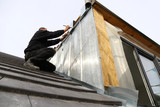 Dachdecker bei Arbeiten an einer neuen Dachgaube