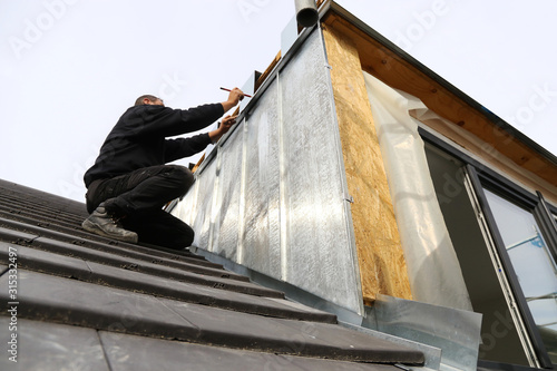 Photos Dachdecker bei Arbeiten an einer neuen Dachgaube