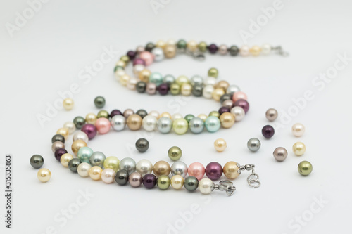 seashell kolorowe naszyjniki z pereł i pojedyncze kolorowe perełki 