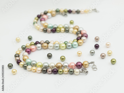 seashell sznury kolorowych pereł, perłowe naszyjniki