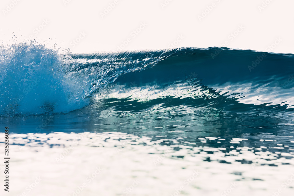 Obraz premium Barrel wave for surfing in ocean. Breaking transparent wave