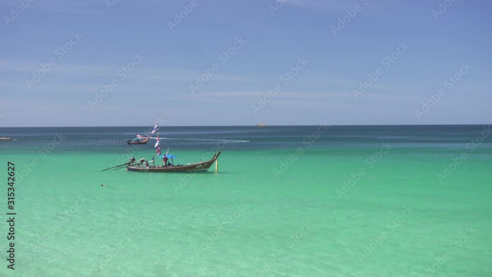 Tourist boat or Boat excursions Floating in the sea of tropical beaches On a sunny day Tourist boat or Boat excursions Floating in the sea of tropical beaches On a sunny day