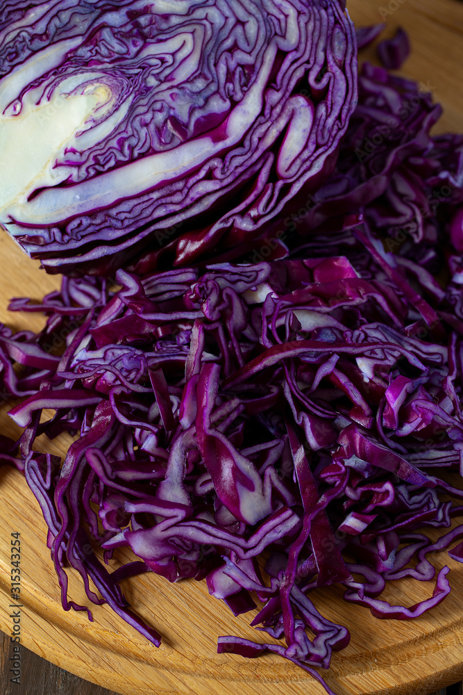 Obraz premium red cabbage on brown wooden surface