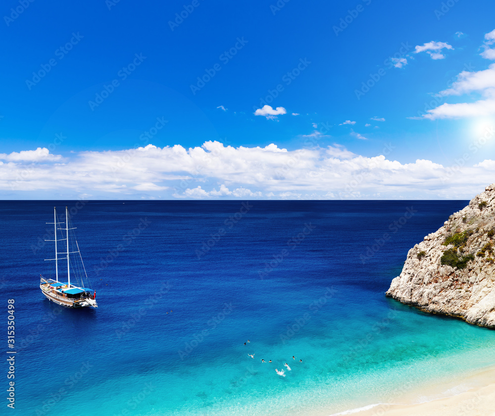 Naklejka premium Jacht w Beach Kaputas, Wybrzeże Morza Śródziemnego, Turcja