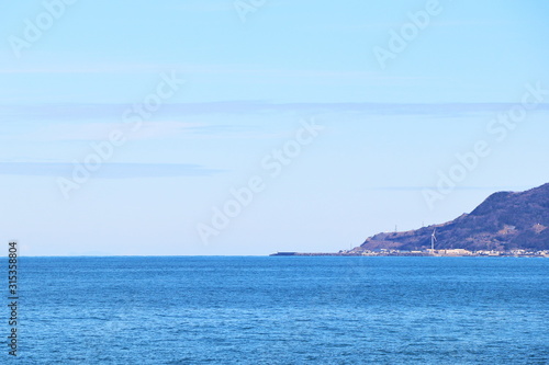 日本海の水平線と入江 © 千尋 竹中