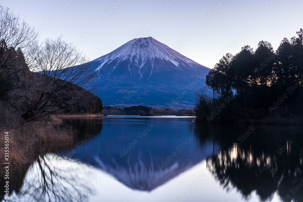 田貫湖のみなもに映る夜明けの富士山