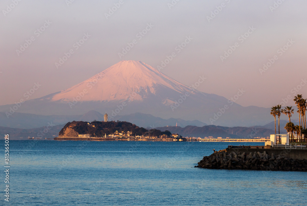 逗子市から夜明けの紅富士