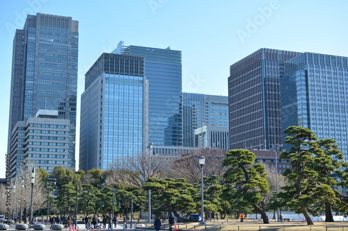 ２０２０年東京オリンピックの年の東京の風景 元日の丸の内のビル群の風景