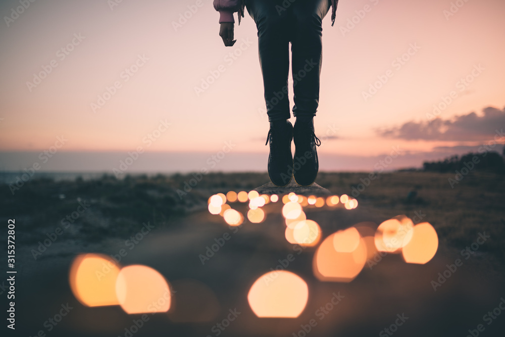Sfondo romantico per san valentino. Cena a lume di candela durante il tramonto. - obrazy, fototapety, plakaty 