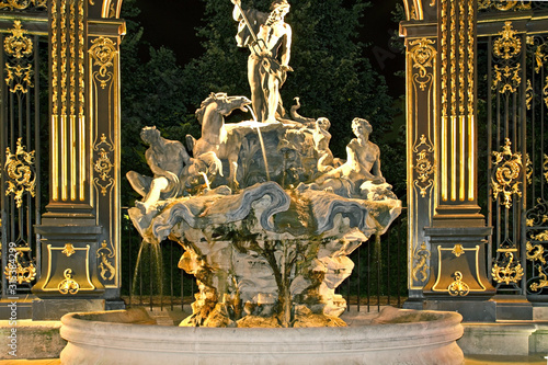 Nancy, illuminierter Amphitrite-Brunnen auf der Place Stanislas photo