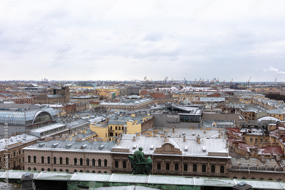 Obraz premium Beautiful view of St. Petersburg from the observation deck of St. Isaac's Cathedral on a blue cloudy day.
