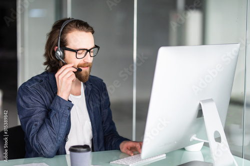 Foto Young man call center agent speaking with costumer