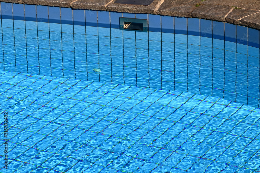Bordo di piscina con scarico acqua